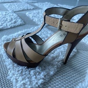 Platform heel, great condition, versatile style and color.